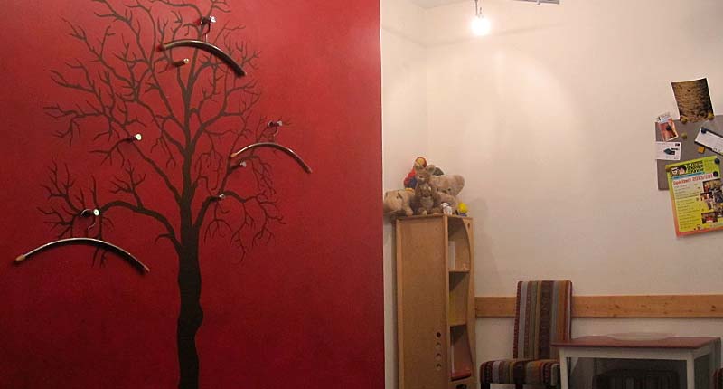 psychotherapeutische Praxis Bogenhausen - Garderobe rote Wand mit Baum